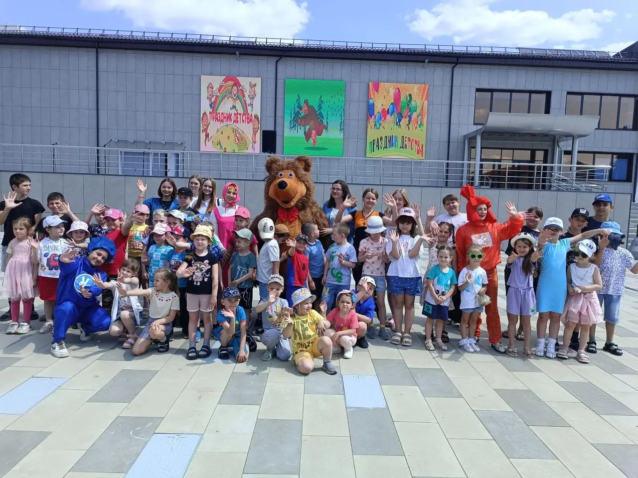 Яркий праздник детства на площади Героев Сталинграда