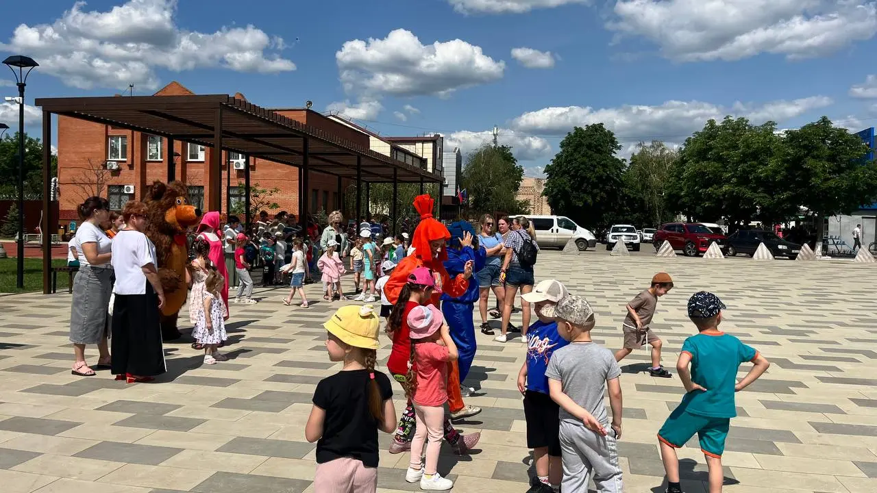 Яркий праздник детства на площади Героев Сталинграда