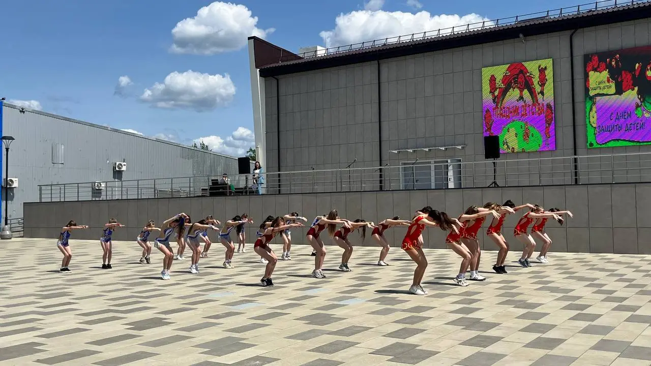 Яркий праздник детства на площади Героев Сталинграда