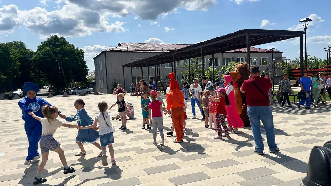 Яркий праздник детства на площади Героев Сталинграда