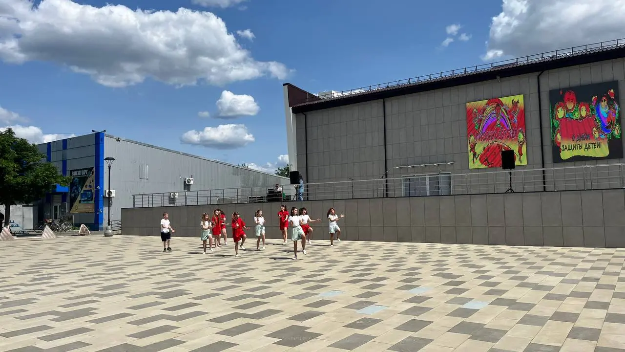 Яркий праздник детства на площади Героев Сталинграда