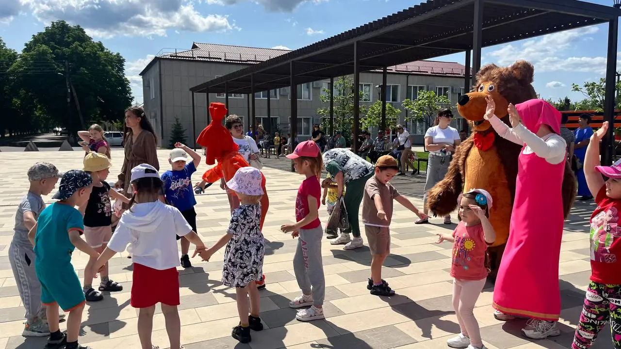 Яркий праздник детства на площади Героев Сталинграда