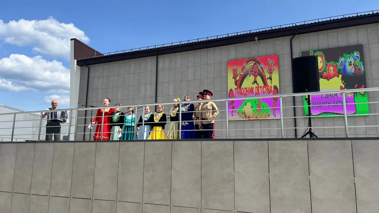 Яркий праздник детства на площади Героев Сталинграда