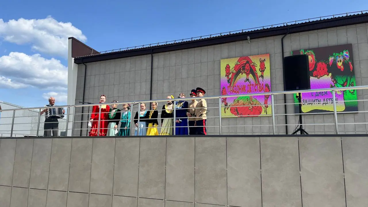 Яркий праздник детства на площади Героев Сталинграда