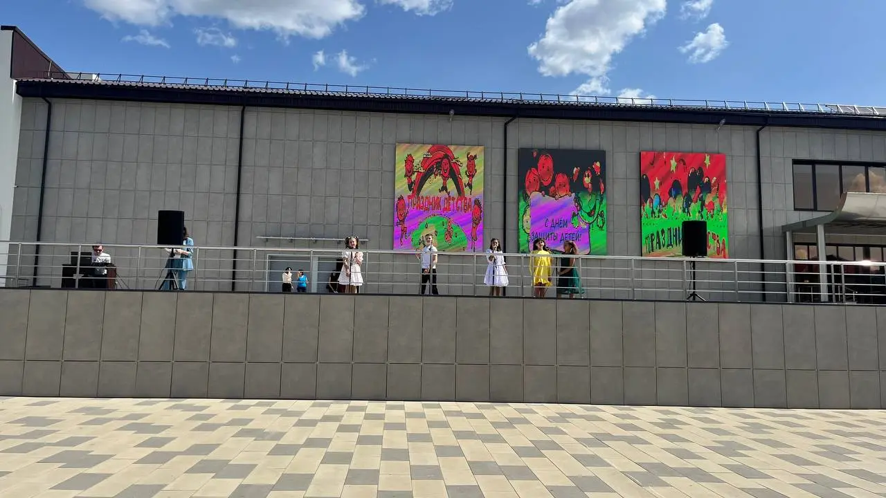 Яркий праздник детства на площади Героев Сталинграда
