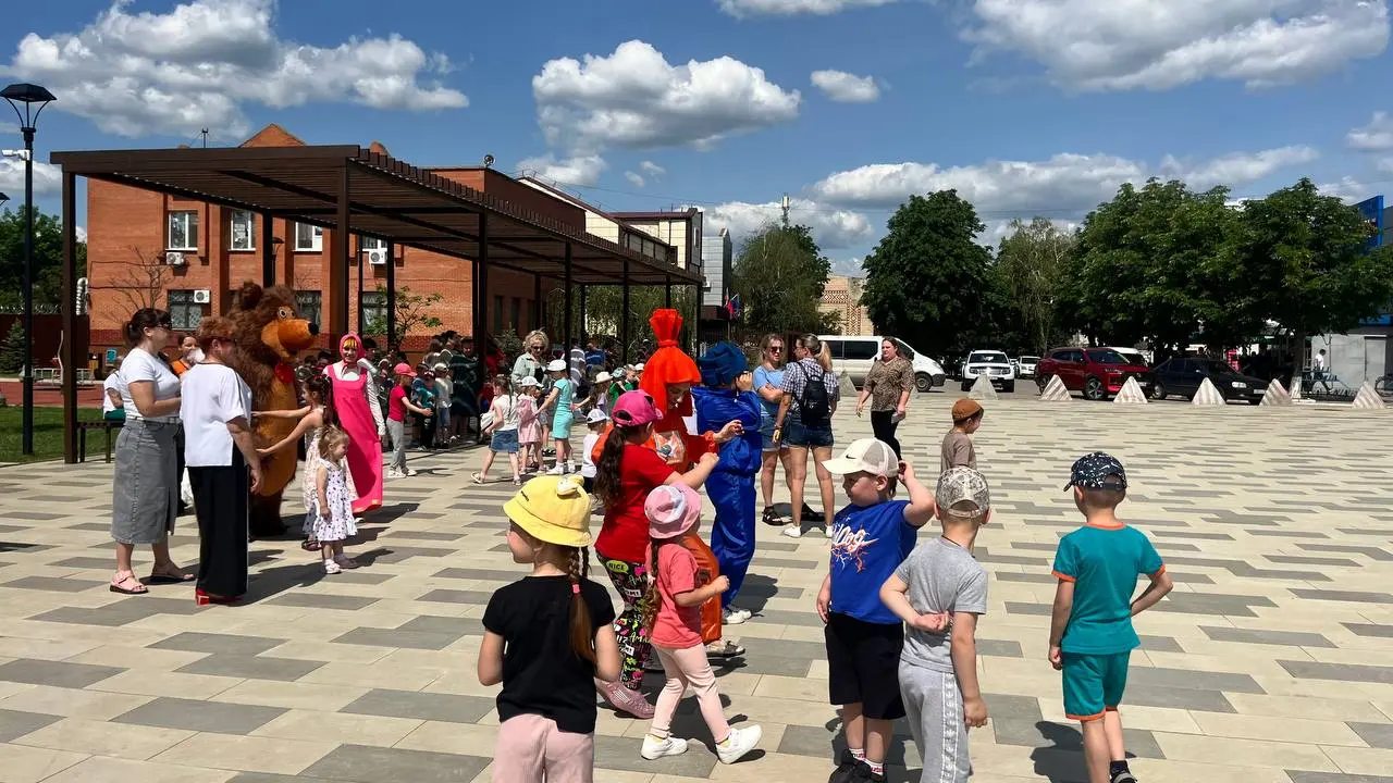 Яркий праздник детства на площади Героев Сталинграда