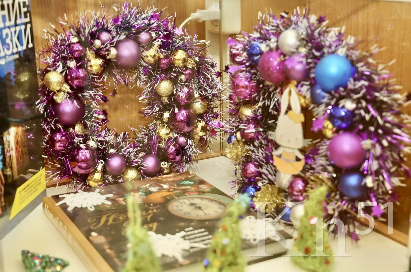 Книжно-предметная выставка в центральной библиотеке Никеля