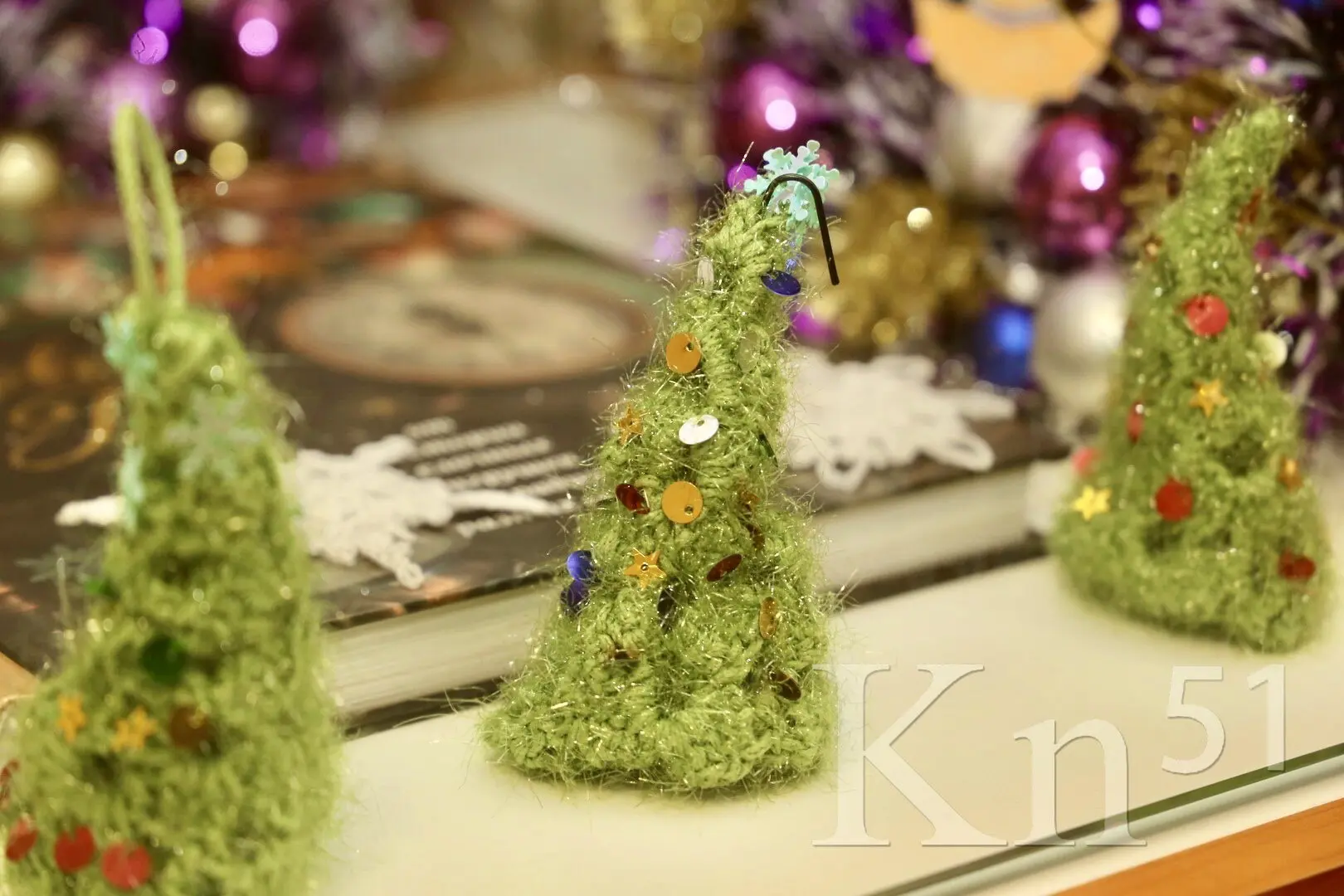 Книжно-предметная выставка в центральной библиотеке Никеля