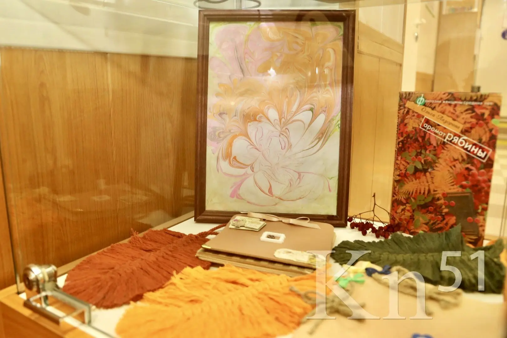 Книжно-предметная выставка в центральной библиотеке Никеля