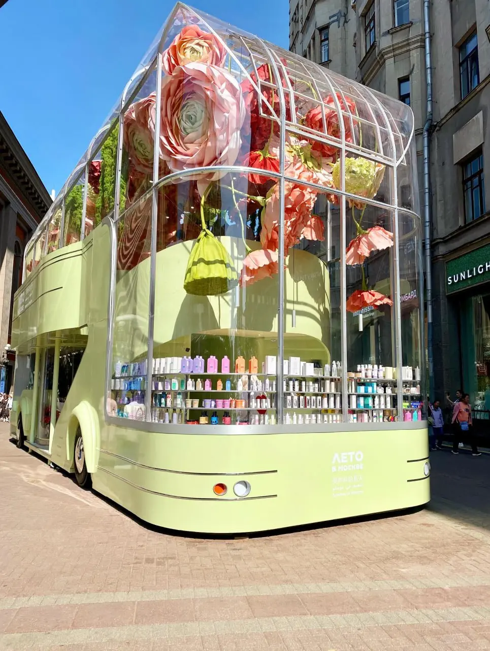 Автобус красоты на улице Арбат