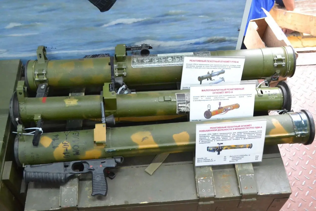 Поезд Минобороны с трофейной техникой в Барнауле