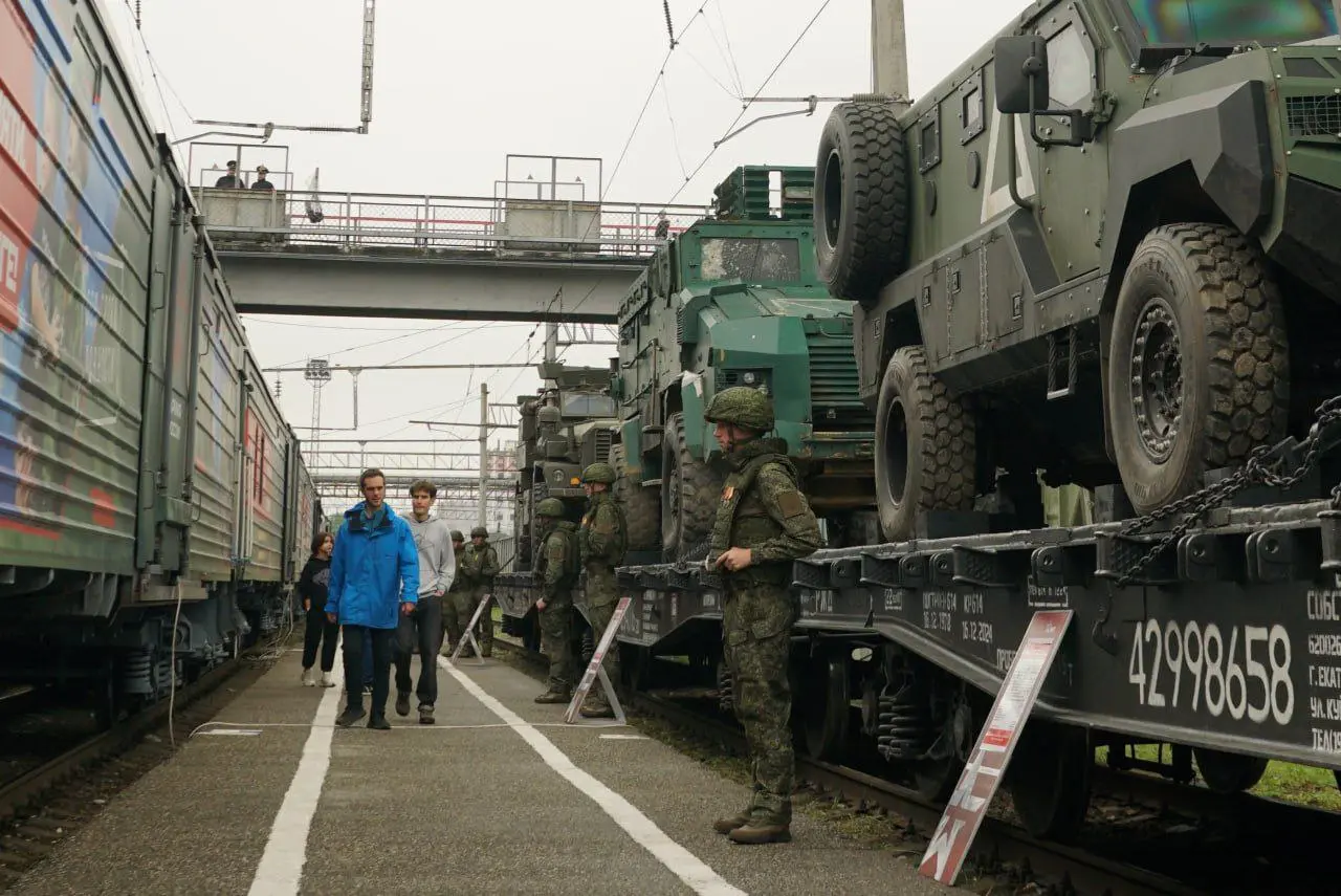 Поезд Минобороны с трофейной техникой в Барнауле