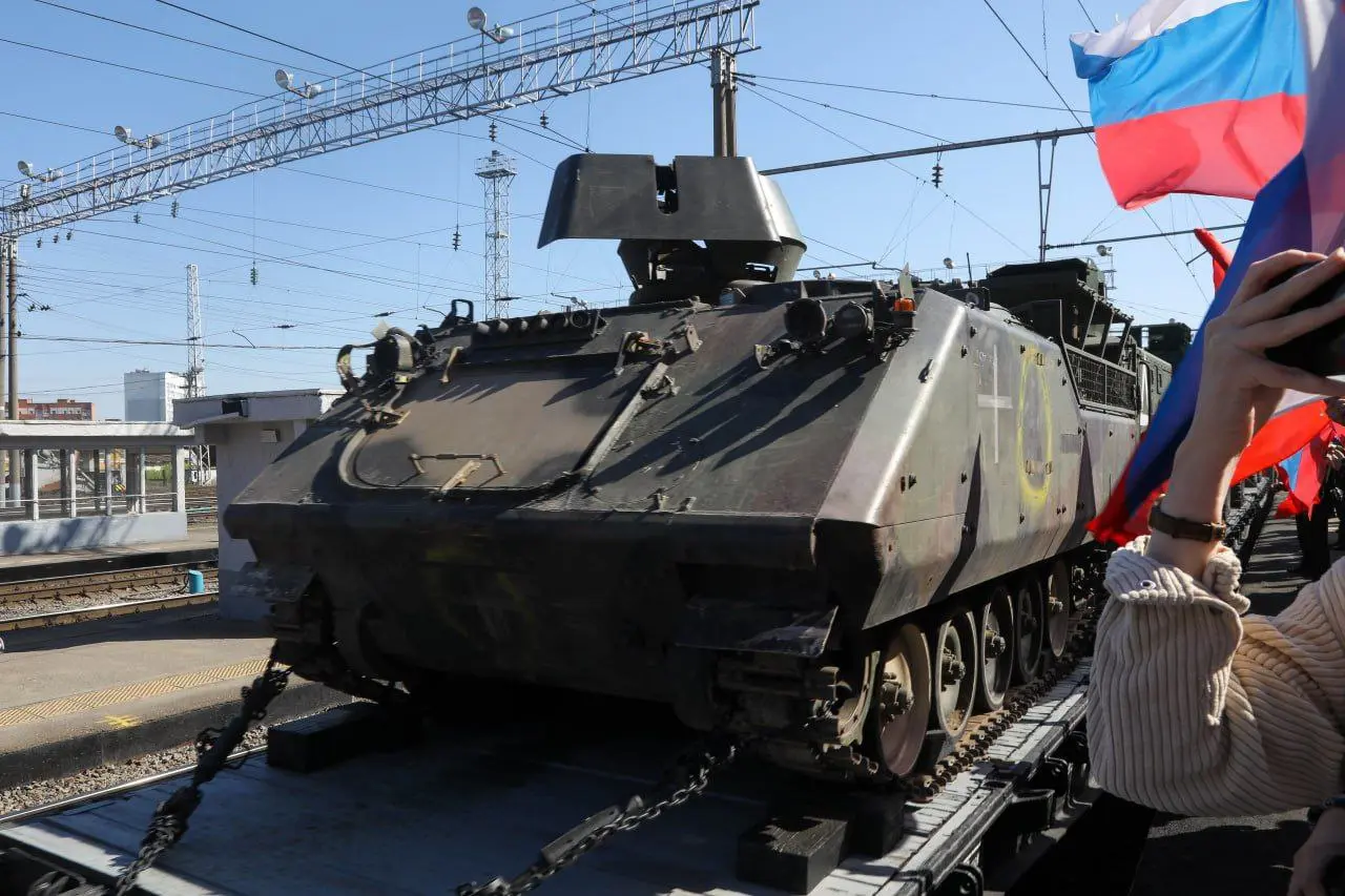 Поезд Минобороны с трофейной техникой в Барнауле