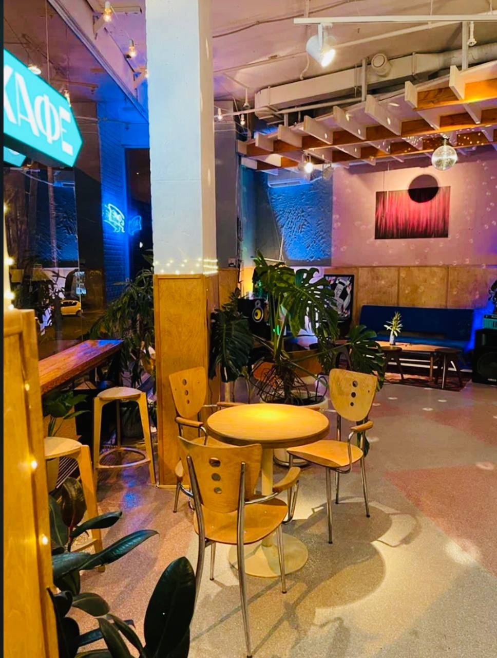 Джазовый ивнинг в кафе Сюрреалист