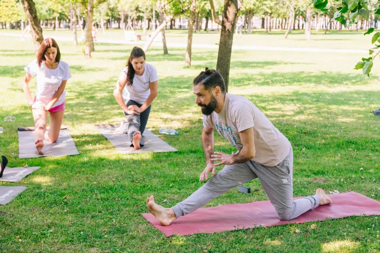 Бесплатный класс по хатха-йоге и майндфулнес-медитации в парке