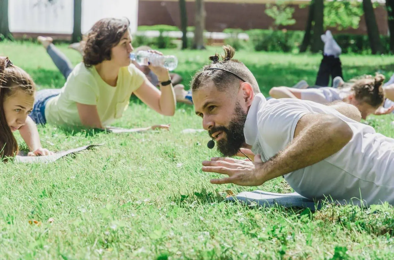 Бесплатный класс по хатха-йоге и майндфулнес-медитации в парке