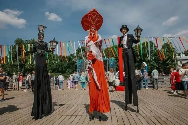 Мероприятие: театральные премьеры, кино под открытым небом, пик сирени 6-8 июня