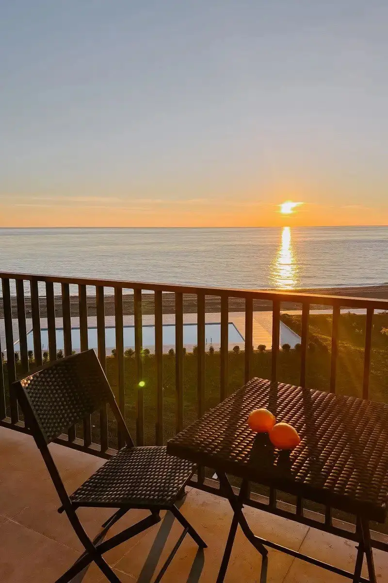 СОВРЕМЕННЫЙ ОТЕЛЬ В ЖИВОПИСНОМ МЕСТЕ