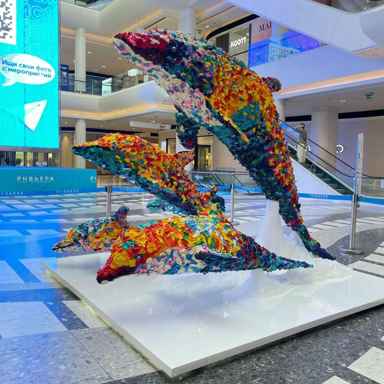 Уникальный арт - объект "Семья дельфинов" откроется в ТРЦ Ривьера