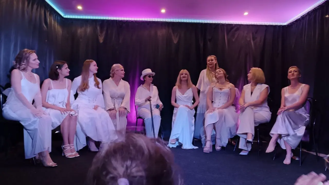 спектакль 'Женщины говорят' и спектакль 8 июня