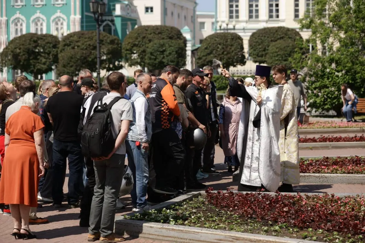 молебен в центре Екатеринбурга