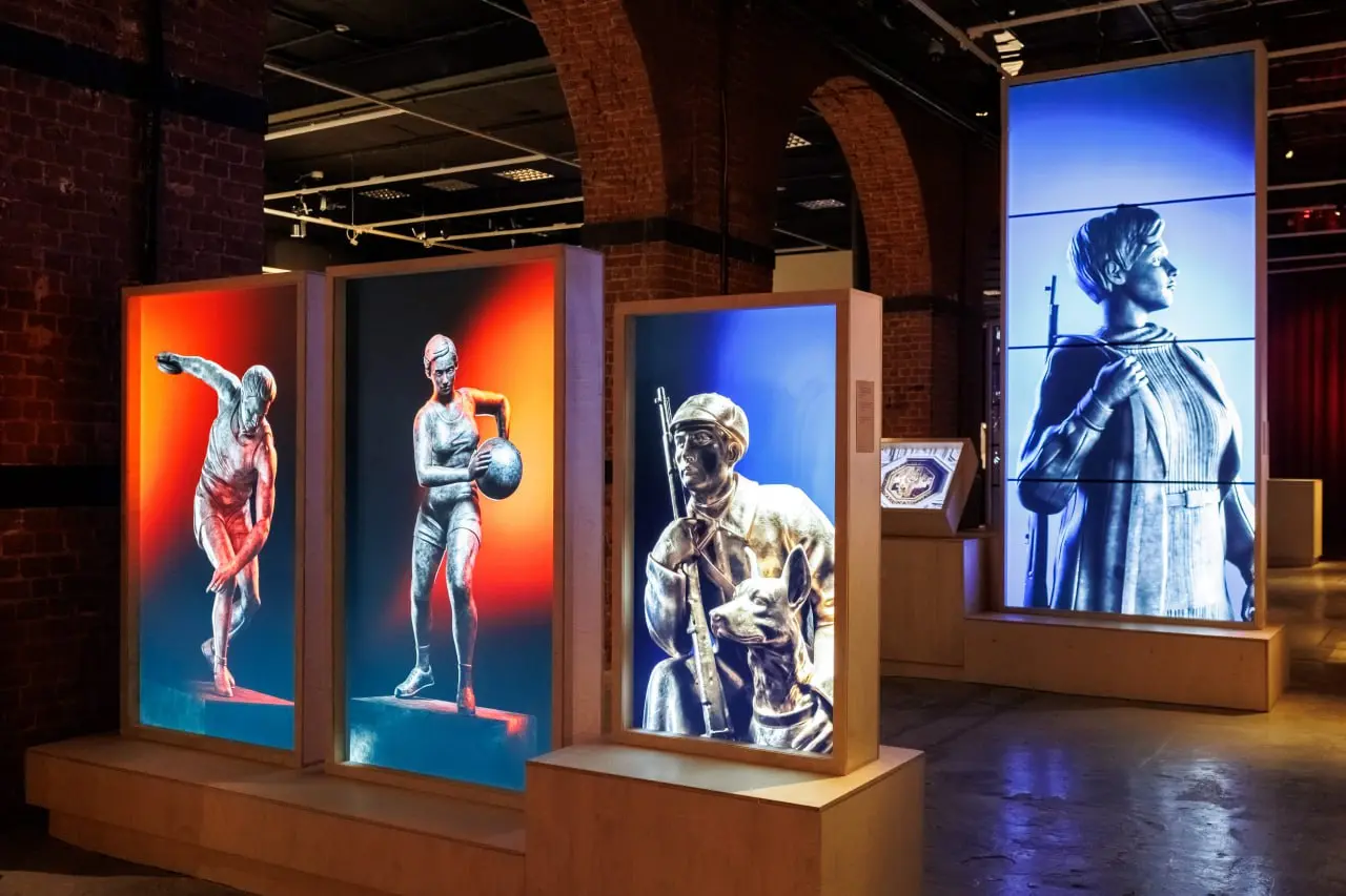 Фестиваль уличного искусства MOSTICK, выставка «Высоко под землей» в Музее Москвы, экскурсия «Прогулки с архитектором», выставка Ильи Евдокимова «Парящие»