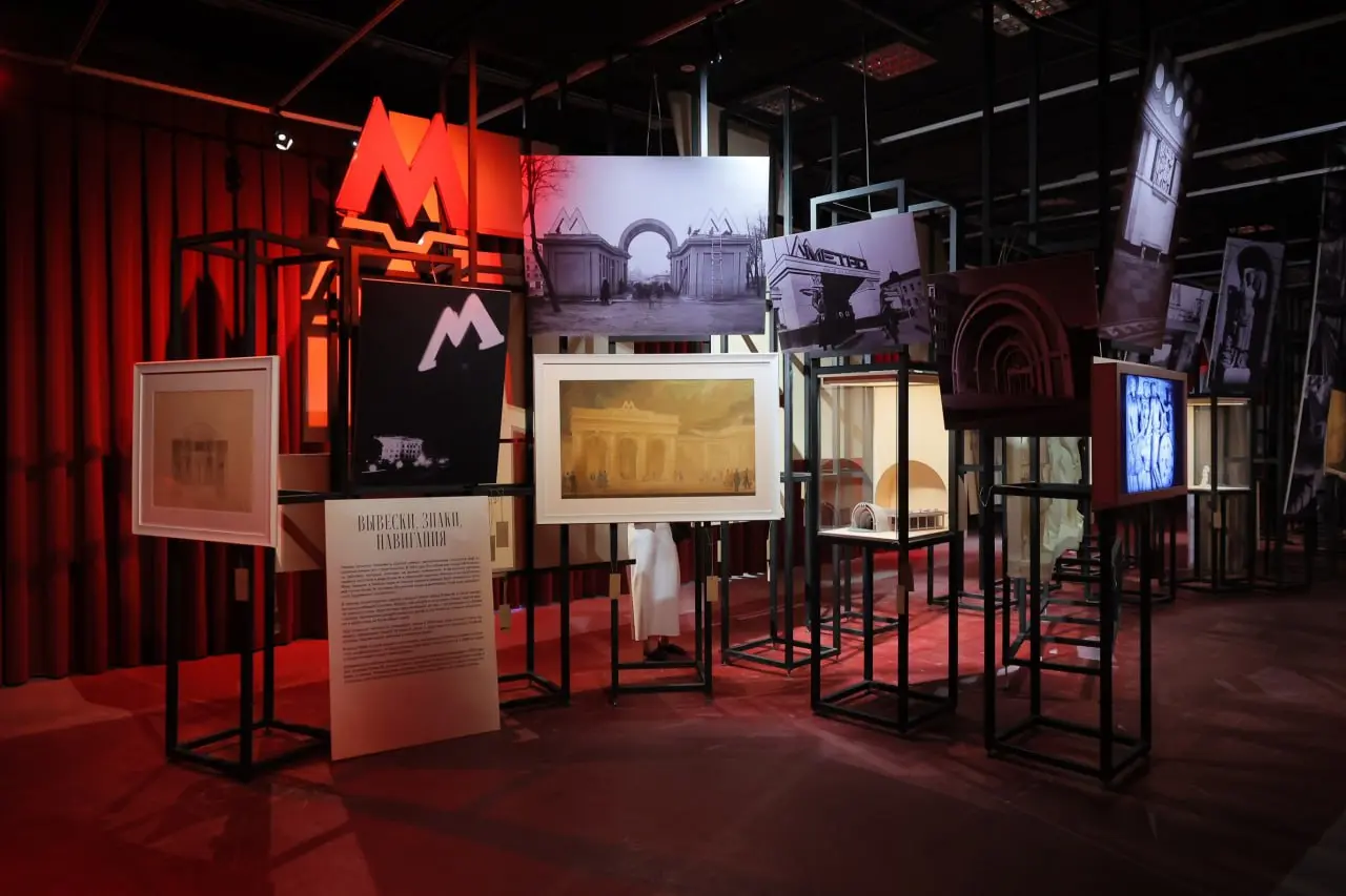 Фестиваль уличного искусства MOSTICK, выставка «Высоко под землей» в Музее Москвы, экскурсия «Прогулки с архитектором», выставка Ильи Евдокимова «Парящие»