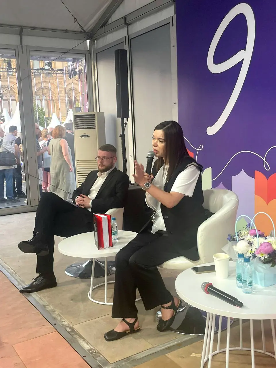 Презентация книги Ани Ревякиной «Бог любит тридцатилетних» на Красной площади, 5 июня