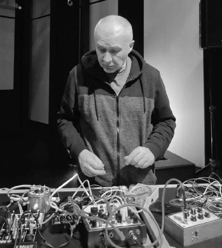 11 июня на проекте ARTSREDA постоянный резидент Алексей Борисов – композитор, саунд-артист, мульти-инструменталист, продюсер