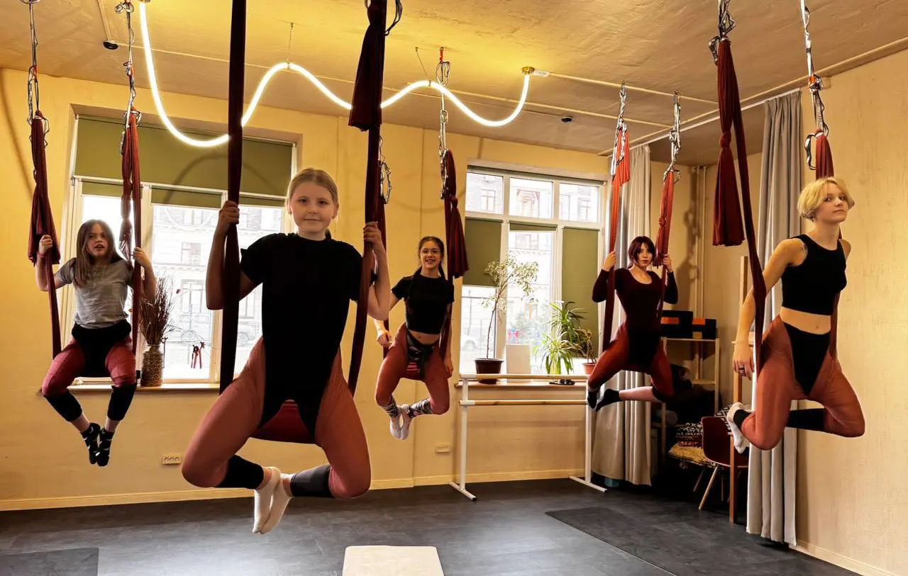 СТРЕТЧИНГ С ЭЛЕМЕНТАМИ ЙОГИ В ГАМАКАХ ДЛЯ ПОДРОСТКОВ