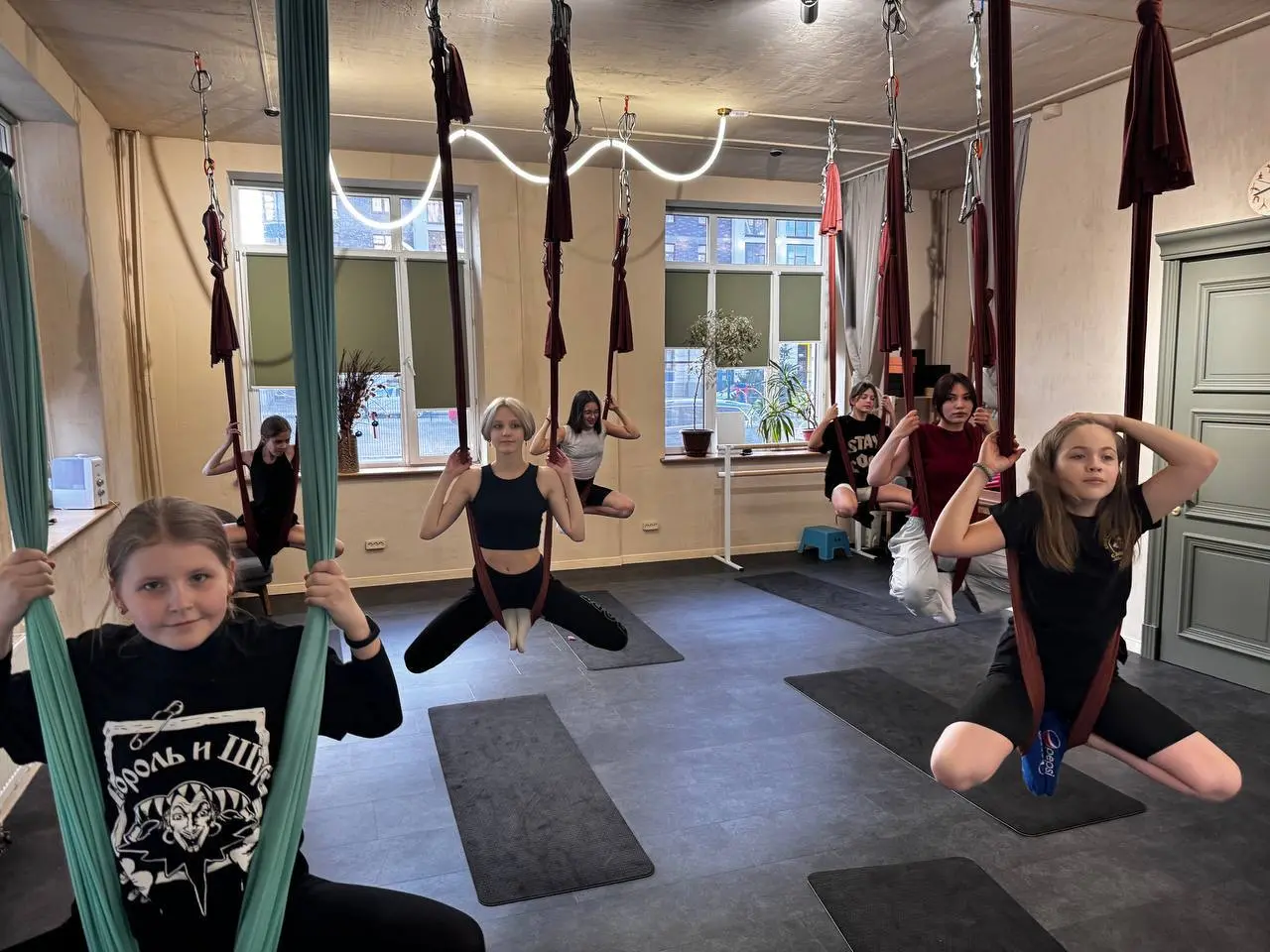 СТРЕТЧИНГ С ЭЛЕМЕНТАМИ ЙОГИ В ГАМАКАХ ДЛЯ ПОДРОСТКОВ