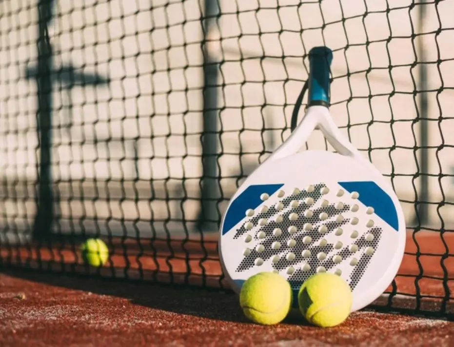 Первый в регионе. На нижегородском стадионе монтируют падел-центр