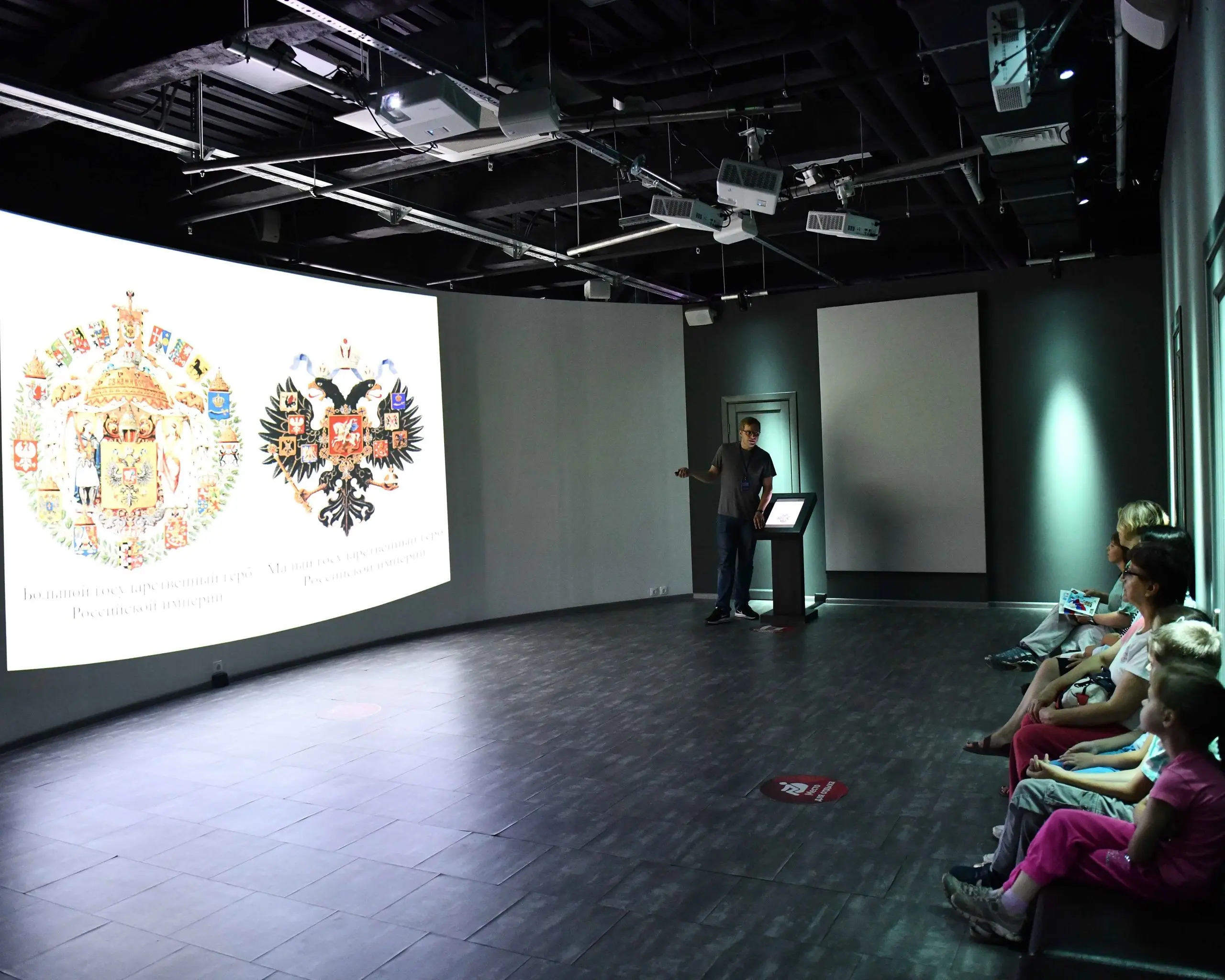 Тематическая экскурсия «История государственных символов России» и мастер-класс «Моя Россия» в парке «Россия – Моя история»