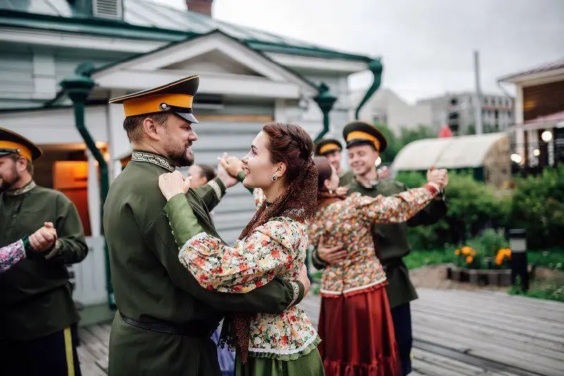 Танцуем ретро-танцы все вместе