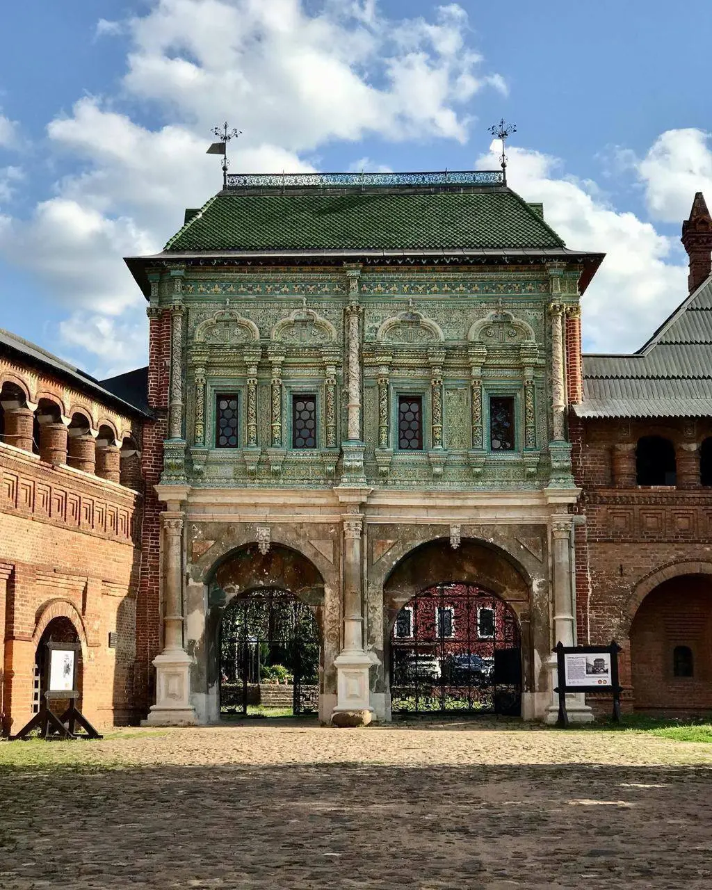 Идем на бесплатную пешеходную экскурсию по древнему Крутицкому подворью