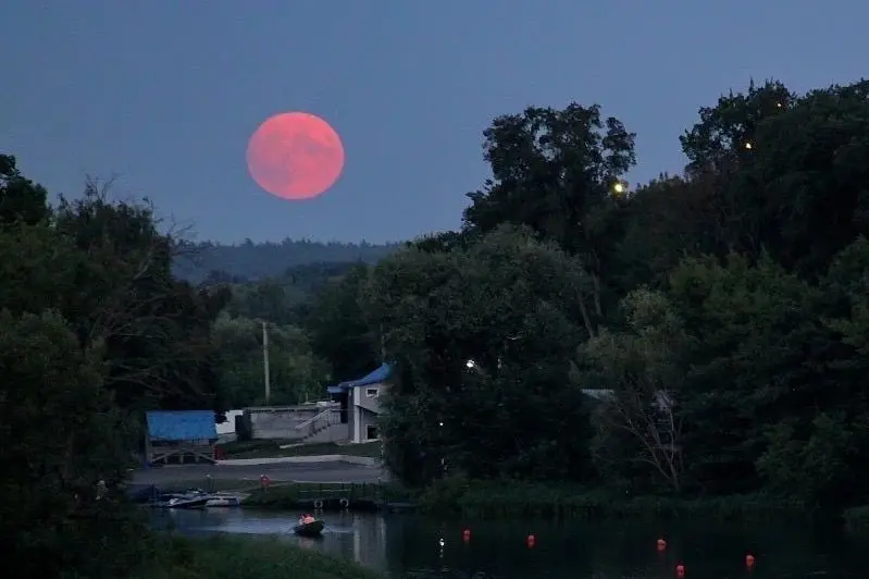 Клубничная луна 2025