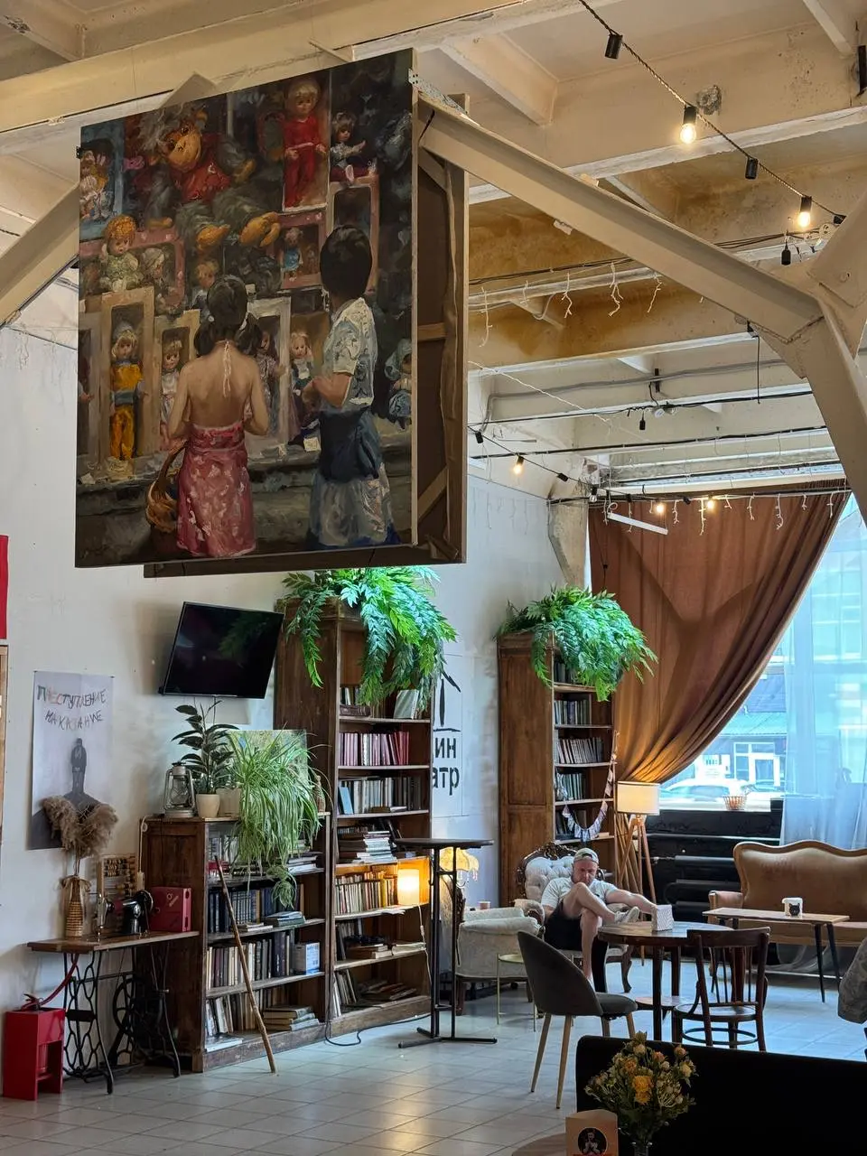 Выставка Константина Лупанова в фойе «Одного театра»