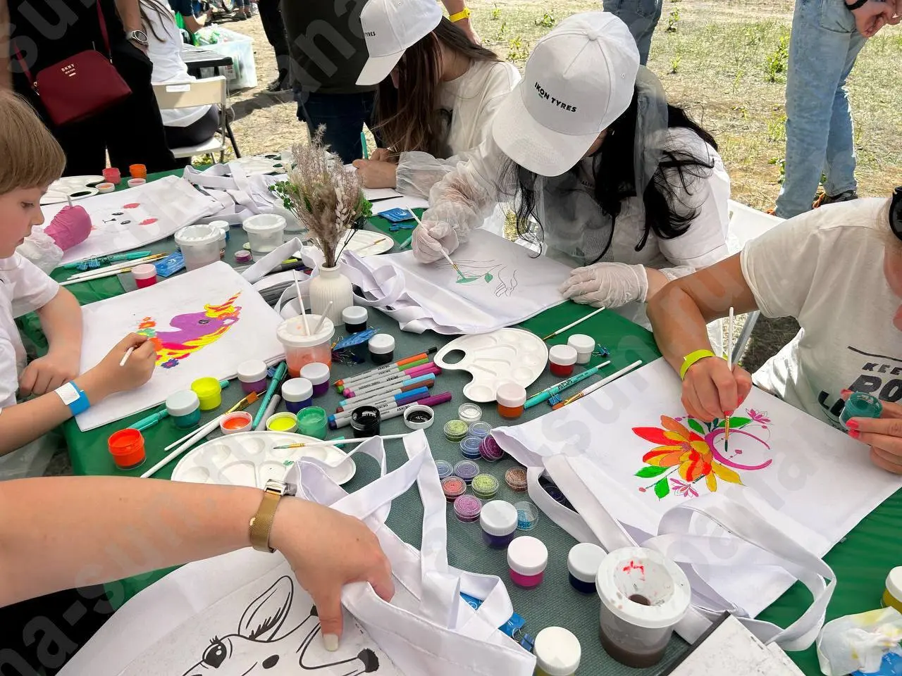 Мастер-класс по росписи шопперов в «Стране Чудес»