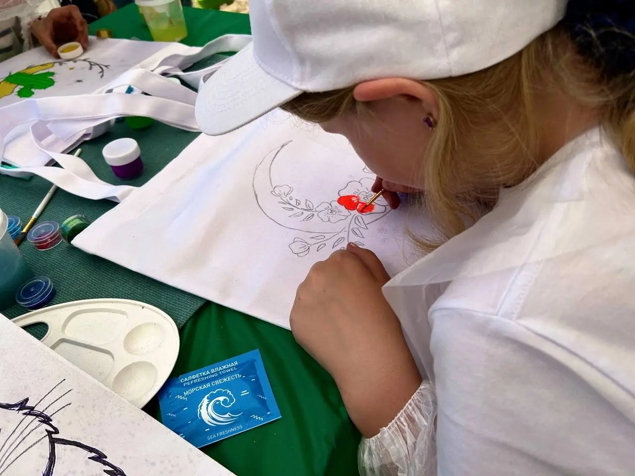 Мастер-класс по росписи шопперов в «Стране Чудес»