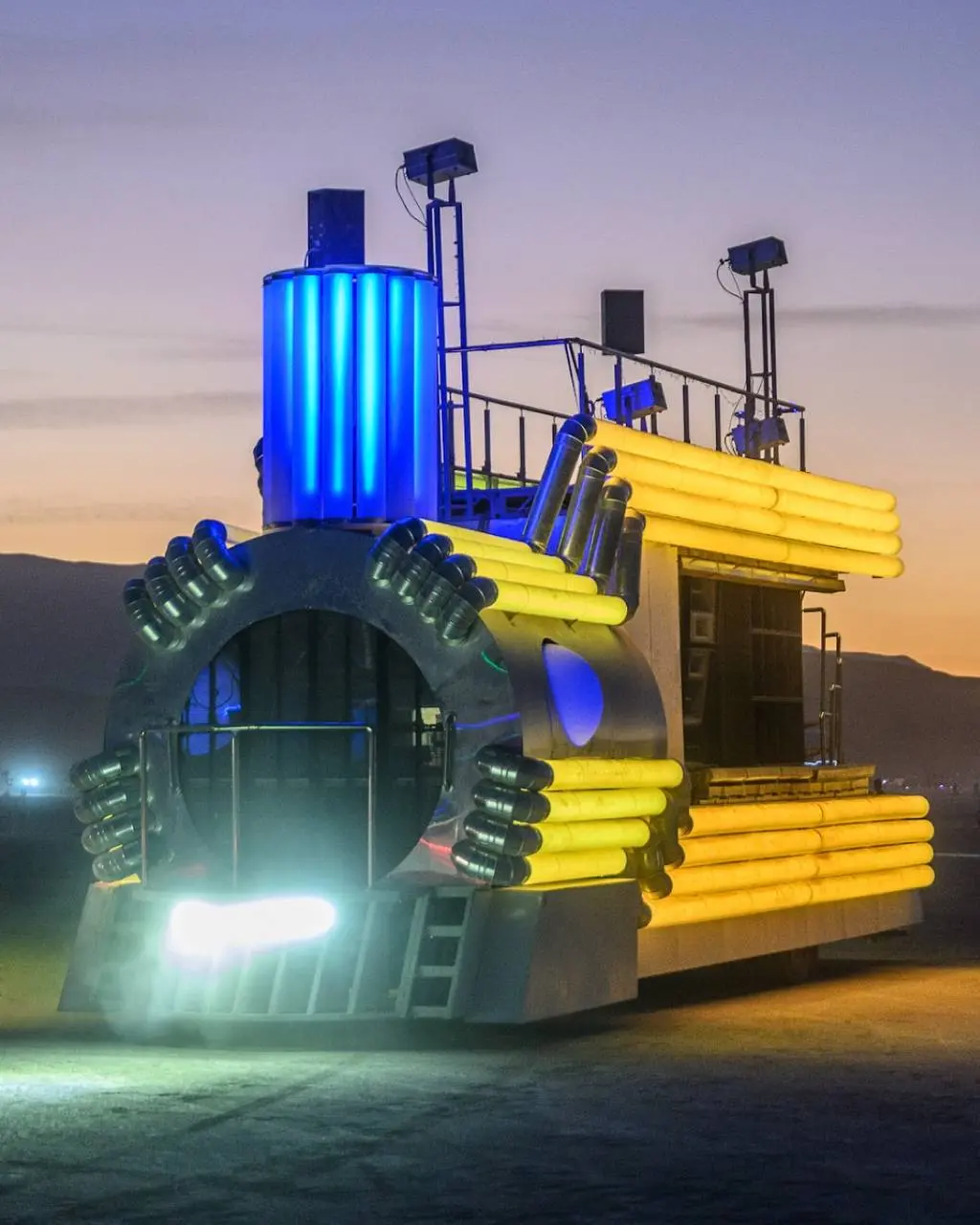 Вебинар Ильи Балакина о создании арт-объекта Bipolar Express Artcar