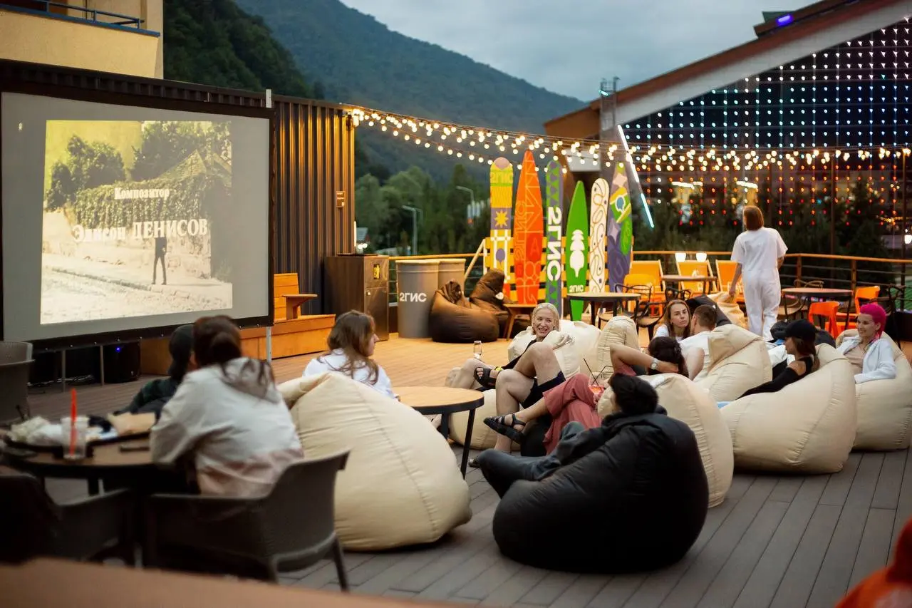 Открытие летнего кинотеатра на Плато 550