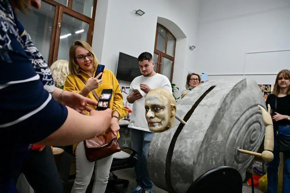 вечерние экскурсии по театру для взрослого зрителя / 16+