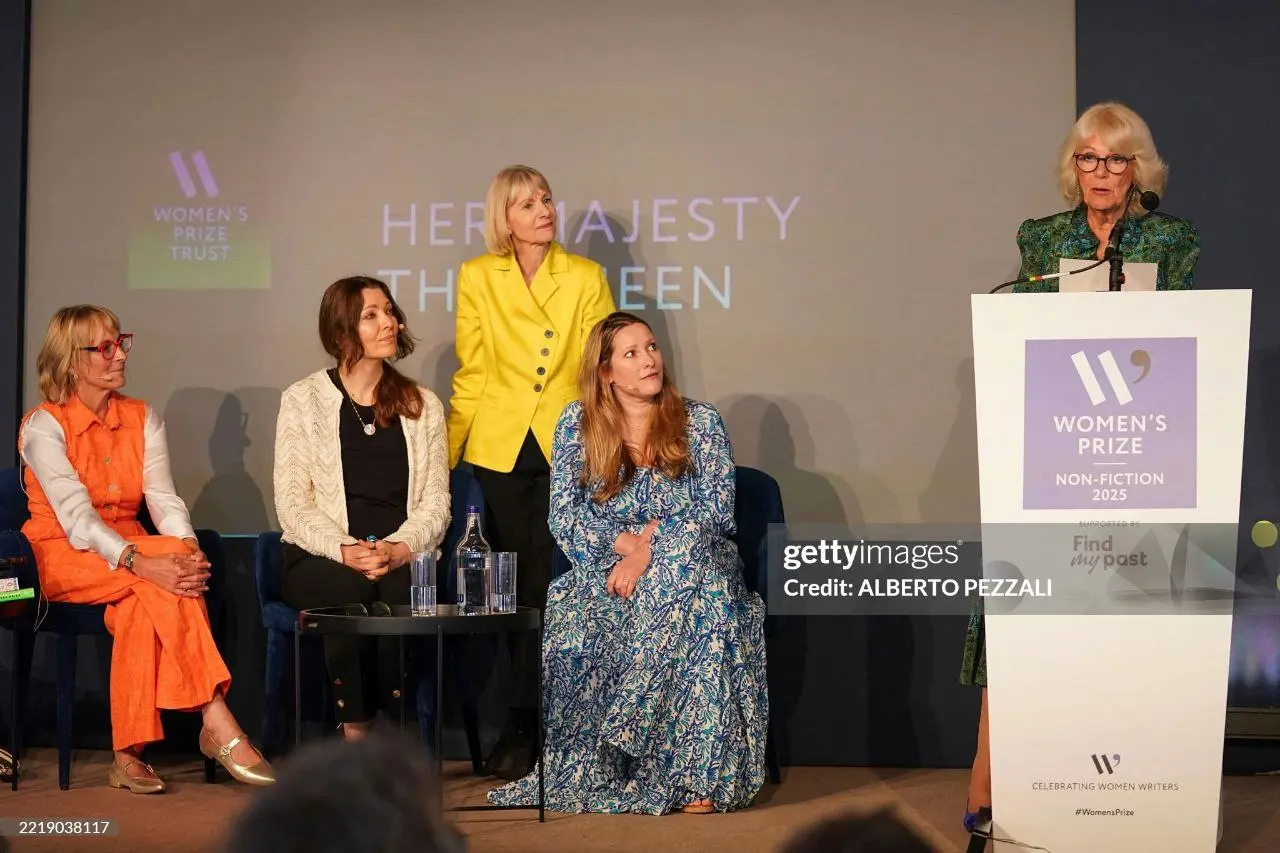 Её Величество на вручении литературной премии