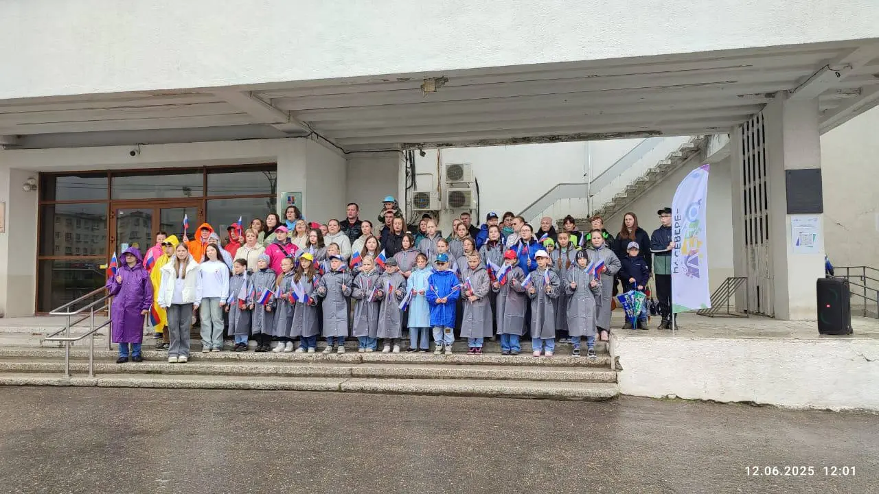 Мончегорск отмечает День Росси: на центральной площади поют гимн нашей страны!