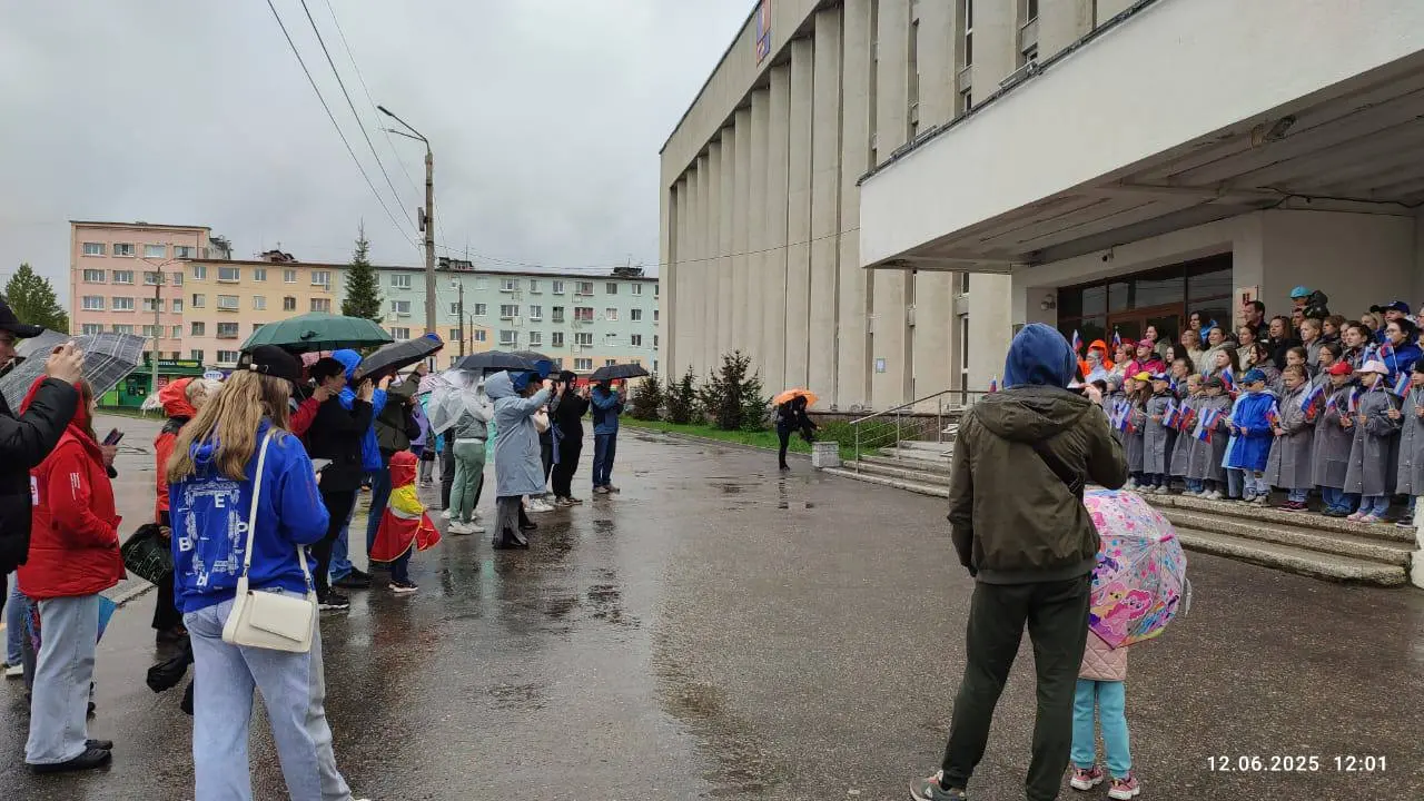 Мончегорск отмечает День Росси: на центральной площади поют гимн нашей страны!