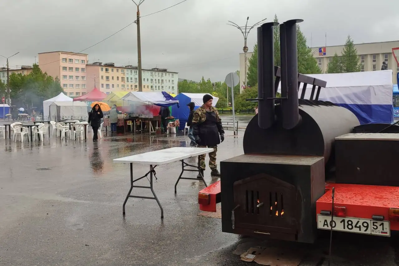 Мончегорск отмечает День Росси: на центральной площади поют гимн нашей страны!