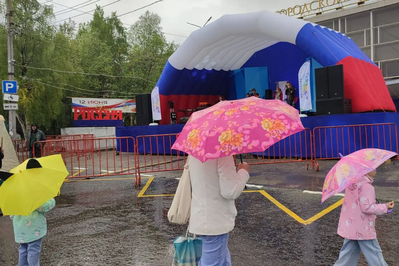 Мончегорск отмечает День Росси: на центральной площади поют гимн нашей страны!