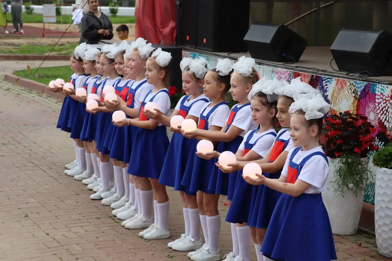 Праздничные гуляния и фестиваль 'Знай наших' в Городском саду Ростова Великого