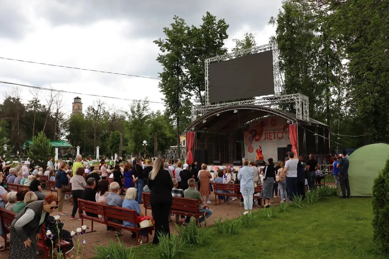 Праздничные гуляния и фестиваль 'Знай наших' в Городском саду Ростова Великого