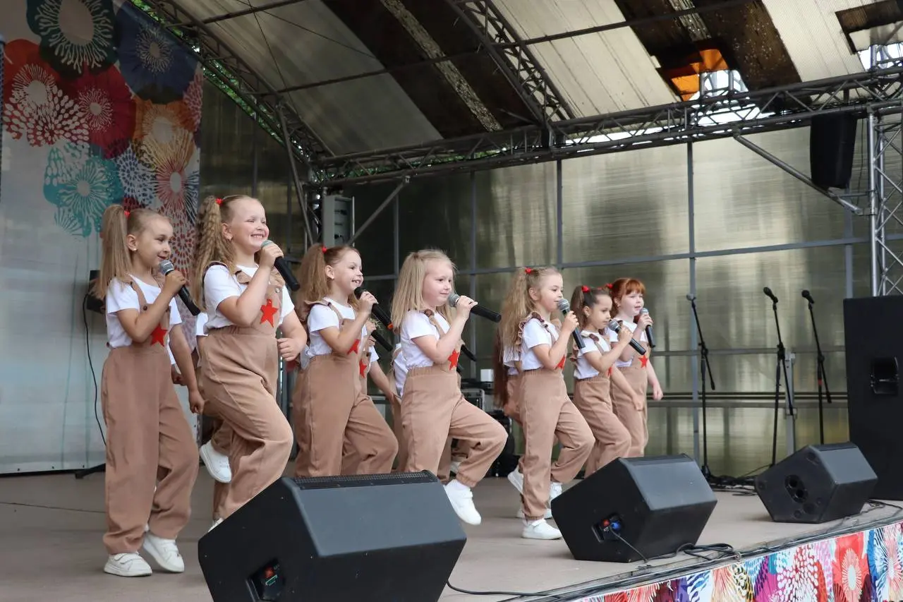 Праздничные гуляния и фестиваль 'Знай наших' в Городском саду Ростова Великого